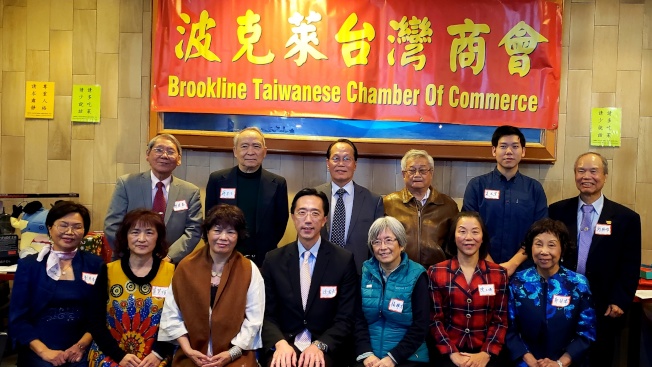 經文處處長徐佑典(前中)與波克萊台商會新屆幹事、會長徐小玲(前左三)、卸任會長楊羅東(前右三)及僑務委員蔣宗壬(後左二)、中華公所主席陳家驊(後右三)、波士頓台灣龍舟隊長夏承賢(後右二)等合影。(記者唐嘉麗/攝影)