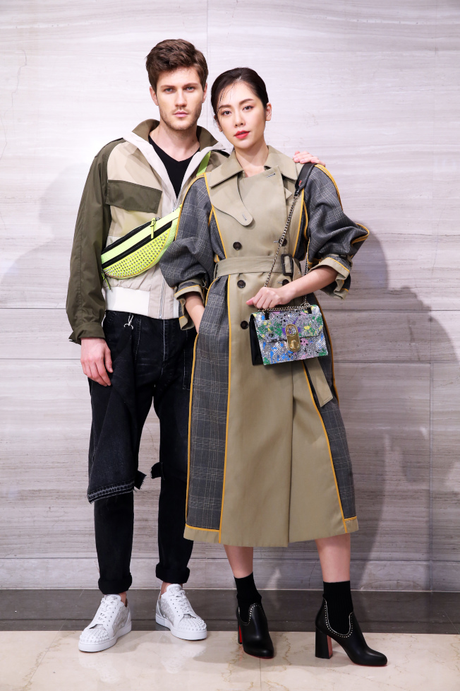 女模演繹Christian Louboutin黑色襪靴、Elisa Small星空亮片包款;身穿Enfold大衣;男模詮釋休閒鞋、腰包,身穿JW Anderson外套搭Sacai牛仔褲(服裝皆One Fifteen初衣食午提供)。記者徐兆玄/攝影