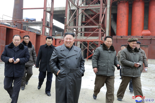 从北韩提供照片看来，金正恩打破隐遁猜测，新年首站视察经济建设。(美联社)
