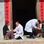 父子仨村醫 52年騎壞20多輛車