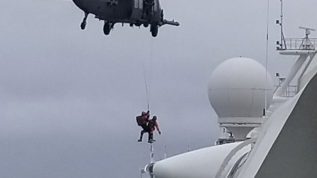 至尊公主號有一名旅客死於新冠肺炎,為避免新冠肺炎伺機而入,當局下令郵輪上3500名船員與旅客必須在舊金山外海隔離並進行檢測。美國海岸防衛隊(U.S. Coast Guard)派直升機,以繩索將病毒檢測盒送到950呎舊金山外海的郵輪。(美聯社)