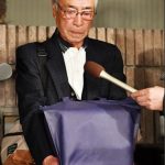 志村健回家了!大哥泪捧骨灰坛“还很温暖”