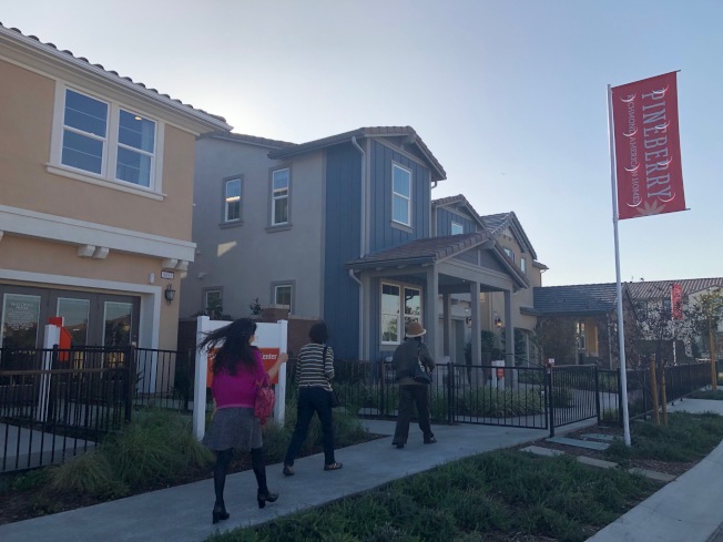 Richmond American Homes在聖伯納汀諾縣(San Bernardino County)Chino市The Preserve規畫社區 Park Place中興建的Pineberry,有三種戶型,室內面積介於2450至2640平方呎,四至五臥,三至3.5浴,售價介於55萬4624元至60萬3428元。(記者胡清揚/攝影)