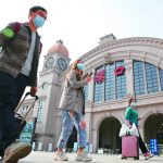 武汉解封登国际媒体 5.5万人搭火车出城 年轻人抢领证