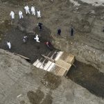 紐約新冠死亡數創新高 空拍曝壕溝集體埋葬