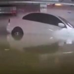 廣州下暴雨 神奇泡水車竟自動倒車入庫
