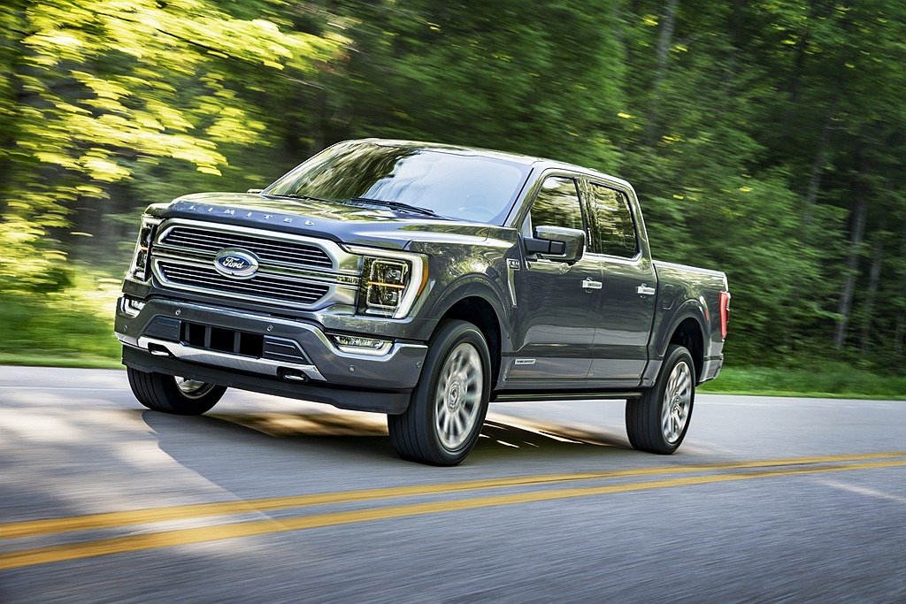全新3.5L PowerBoost V6複合動力引擎,將具備35kw(約47hp)的電動馬達集成於10速變速箱中,提供更即時且充裕的動力支援,預估油箱滿載下單趟可行駛約1,126km的距離。Ford提供