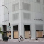 〈圖輯〉宵禁下暴亂反升級 紐約全城忙木板封店自保