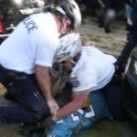 棒打大學生、膝蓋壓頭 費城警遭控「重攻擊」