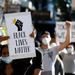 口罩印「警察停止殺人」 遭聯邦截查