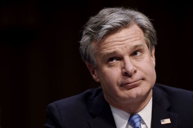 美國聯邦調查局(FBI)局長雷伊7日在華府智庫哈德遜研究所演說時表示,獵狐計畫追捕境外華人,包括數百位美國公民,以令人震驚的手段脅迫「迅速回國或者自殺」,呼籲這些人與FBI聯絡。(Getty Images)