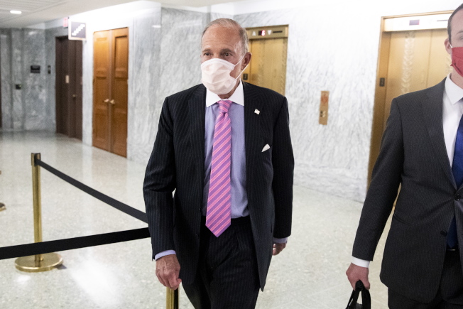 庫德洛26日受訪時表示,全美民眾將再拿到1200美元救濟金,圖為他22日結束與共和黨人討論新一輪刺激方案後步行離開國會大樓畫面。(歐新社)